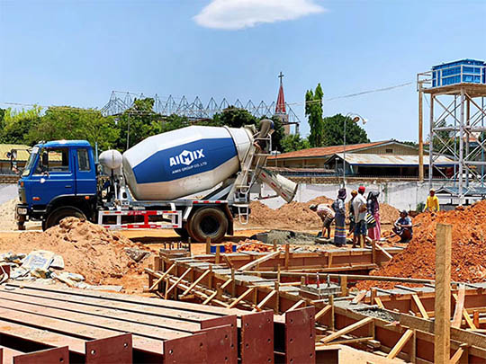 AIMIX Camión Trompo De Concreto Trabaja En Myanmar